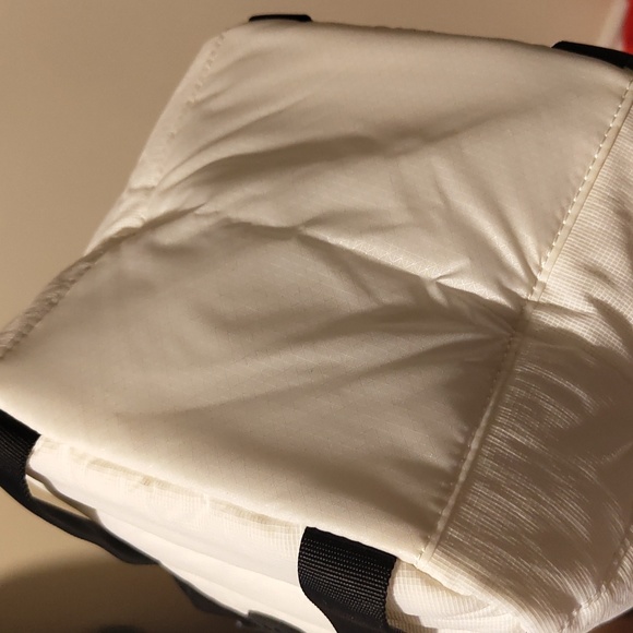 Lululemon Dash All Day Bucket Bag - Picture 8 of 8